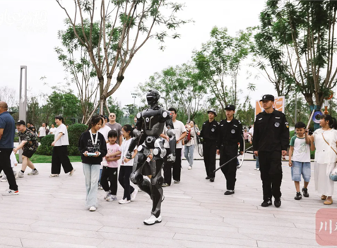 多款机器人“上岗”，宜宾山湖天地国庆假期科技感拉满